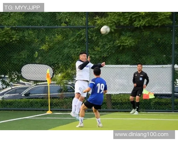 足球明星举杯庆祝瞬间展现团结与荣耀的激情时刻